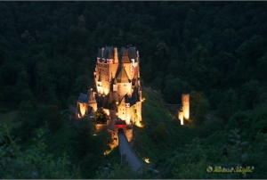 Burg Elz Eifel  Canon 350 D am Abend F/5,6 25 sek. ISO 100 30mm